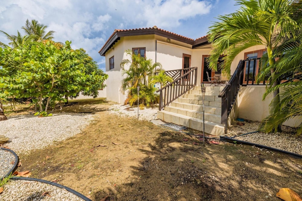 4BR Villa Short Walk to Beach in Amazing Location