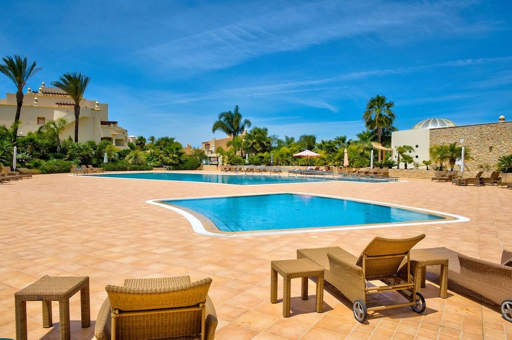 7 Boa Nova Immaculately Presented TWO Storey TOW
