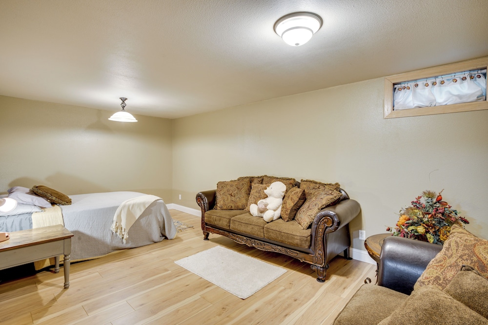 Spacious Family Villa w/ Decks in Chilton!