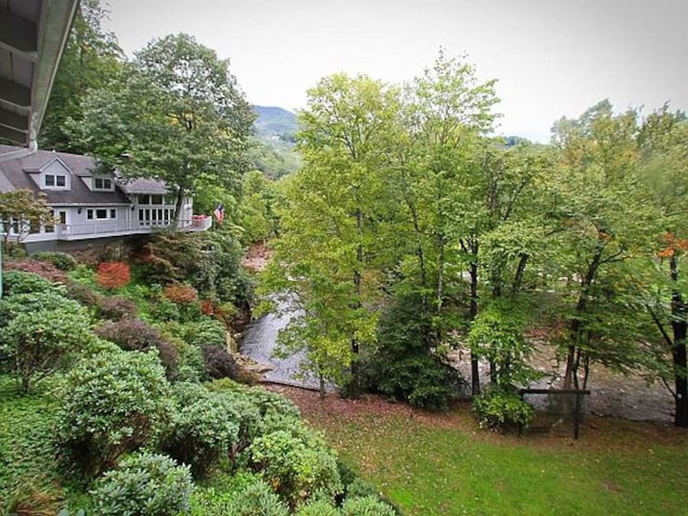 Riverfront Sanctuary Your Mountain Getaway