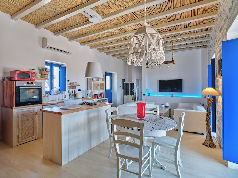 2 Bed Villa - Sleeps 6 - Pets - Pool - Parking