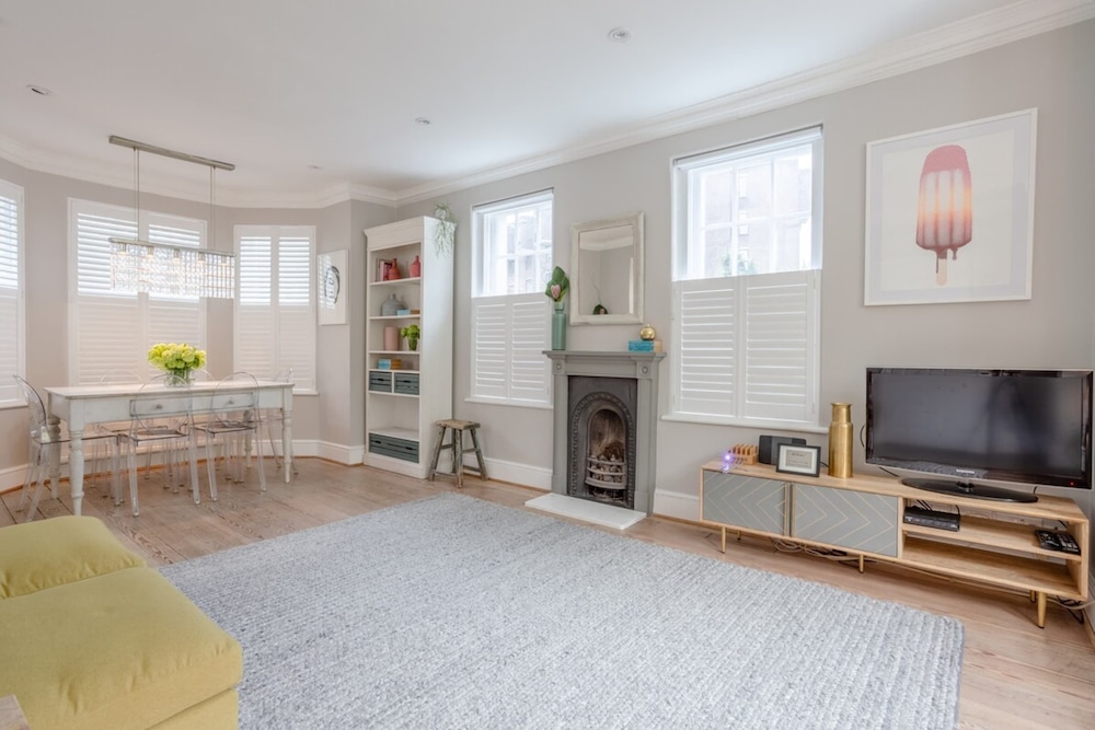 Charmingly Unique and Recently Refurbished Watchman's Lodge in Camden Town