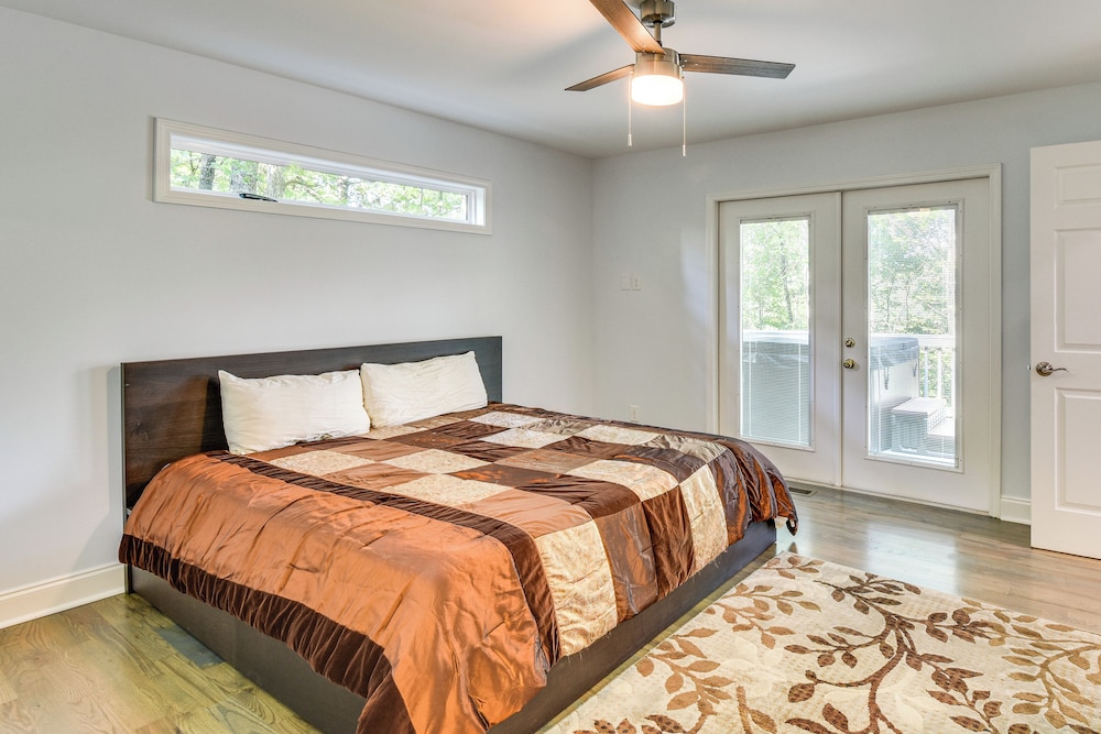 Woodsy Retreat w/ Deck & Views in Dahlonega!