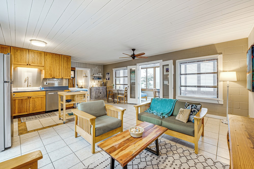 Relax & Refresh: Waterfront Cottage in Panacea