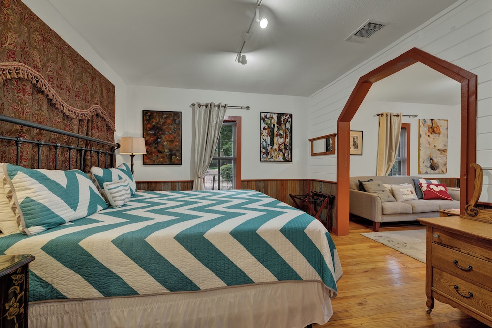 The Willows Retreat - Sleeps 17, Hot-tubs, Close to Main Street!