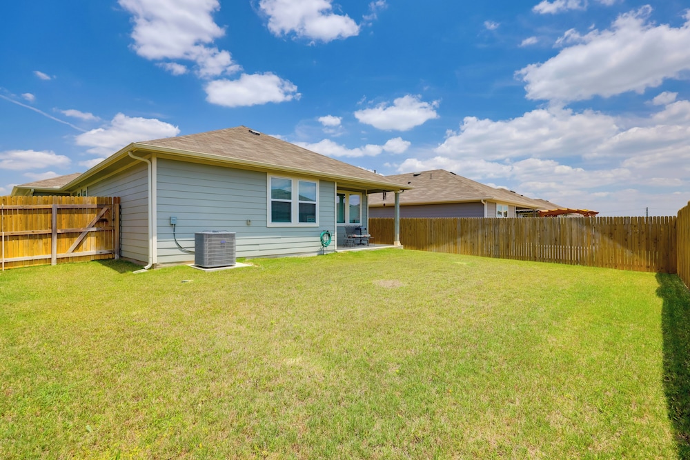 3 Mi to Dtwn Kyle: Wfh-friendly Home w/ Patio