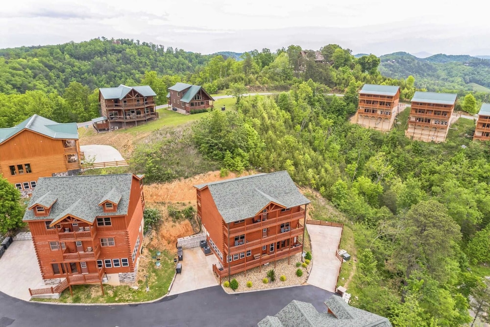 Laurel Point by Avantstay Sleeps 18! Indoor Pool, Hot Tub, Theater, Game Room