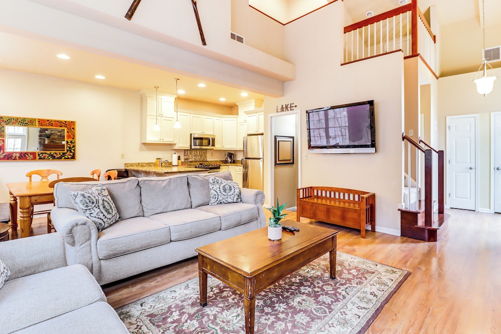 Boulder Lake Access: Townhome w/ Deck!