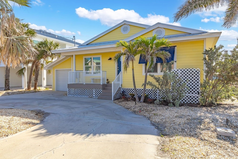 218 Oasis On Ohio: Stunning Pool Home W/ Dock Access! 3 Bedroom Home
