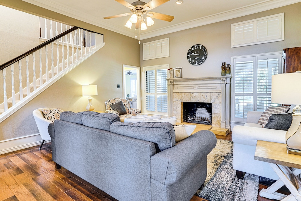 Patio & Yard: Family Home 12 Mi to At&t Stadium!