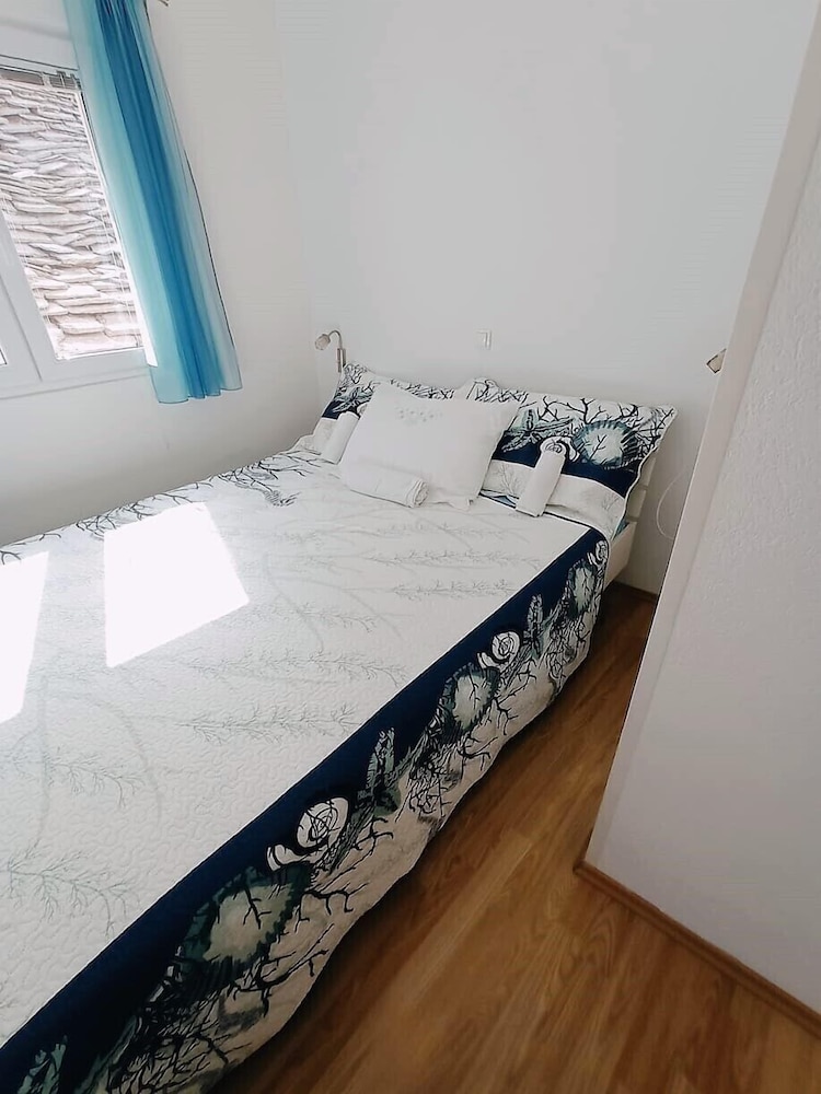 Cute apartment in stone house near sea