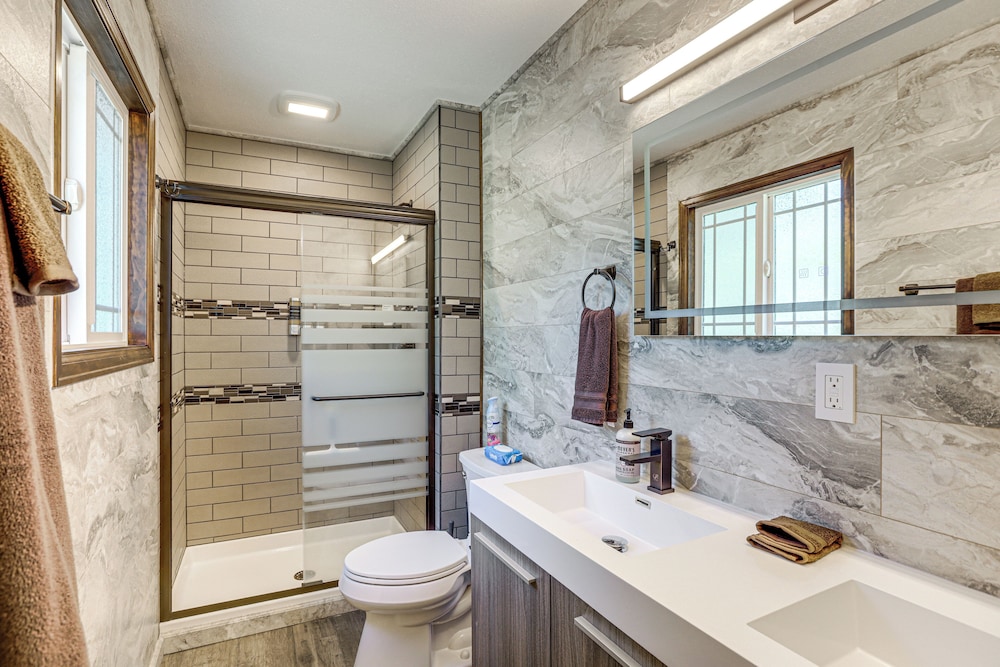 Pet-friendly Retreat w/ Fenced Yard in Aurora
