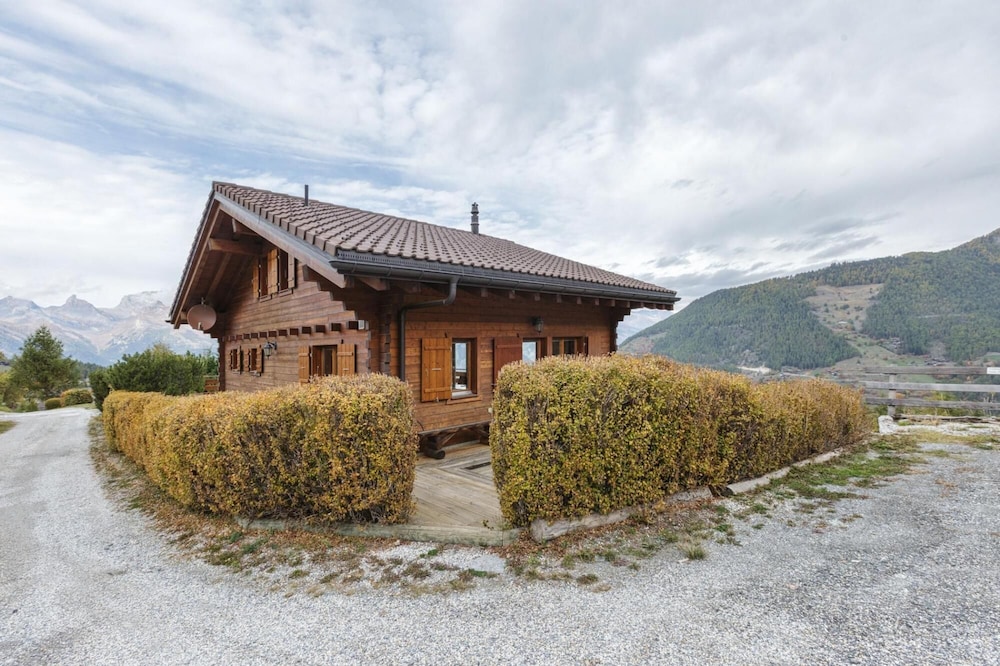 La Taniere - Cozy Chalet With Incredible Views and Parking