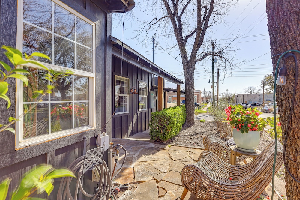 Creekside Cottage w/ Deck & Hot Tub in Belton