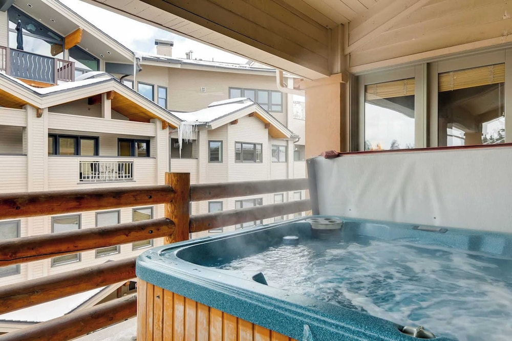 7 Condos, Ski-in/ski-out + Hot Tubs Sleeps 30 Mont Cervin by Avantstay