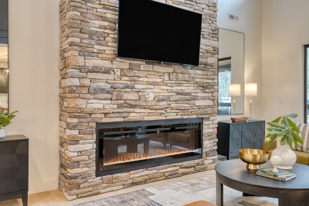Indoor Pool Hot Tub Firepit Theater All-season Retreat Kings Crown by Avantstay