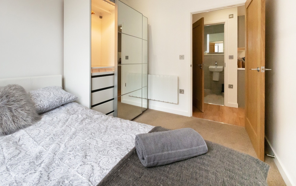 Luxury Reading Apartment view 5