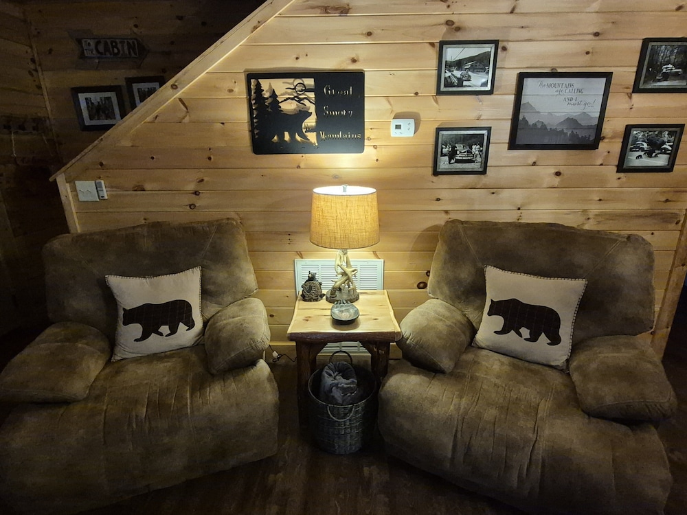 Black Bear Retreat 2 Beds! 2 Bedroom Cabin