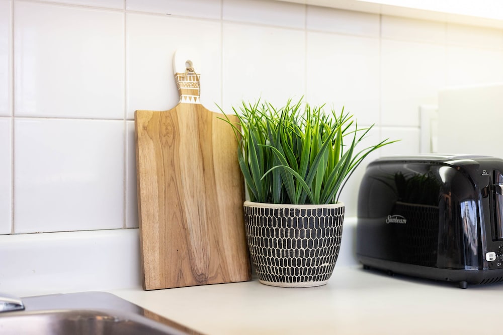 Corner Suite - Yonge & Bloor - Image 3