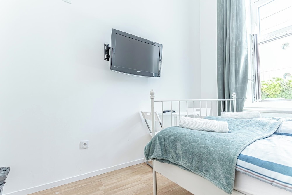 6BR Apt with Garden near Danube