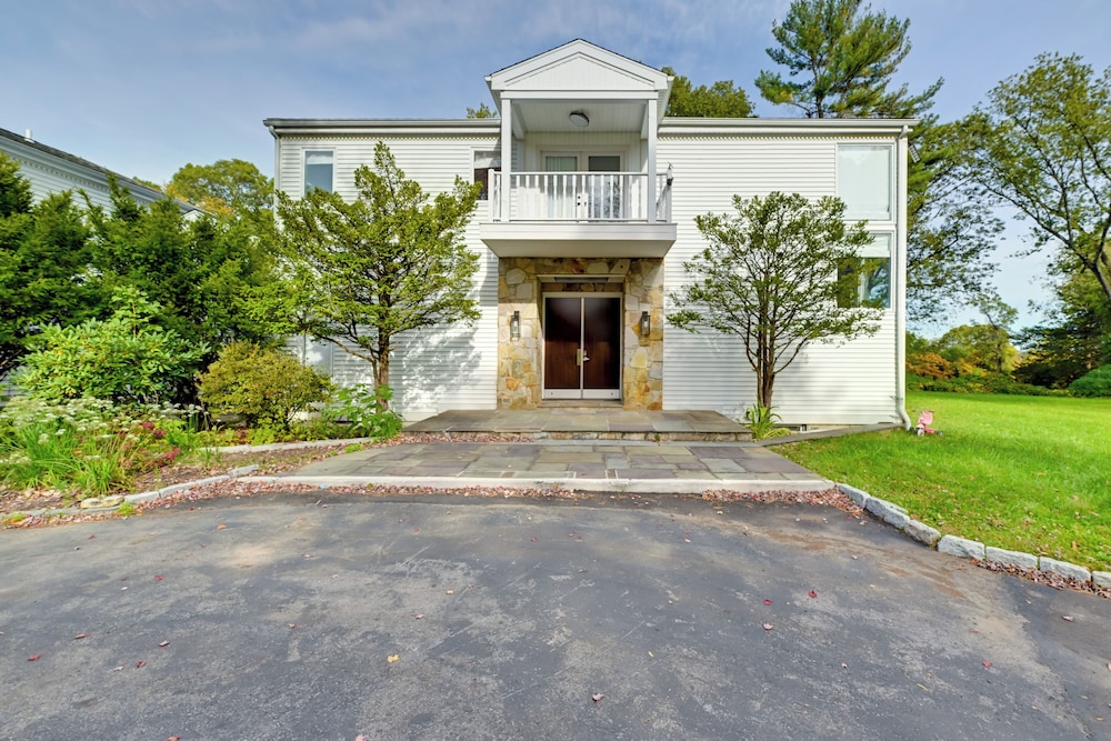 High-end Estate in Norwalk: Quiet & Spacious!
