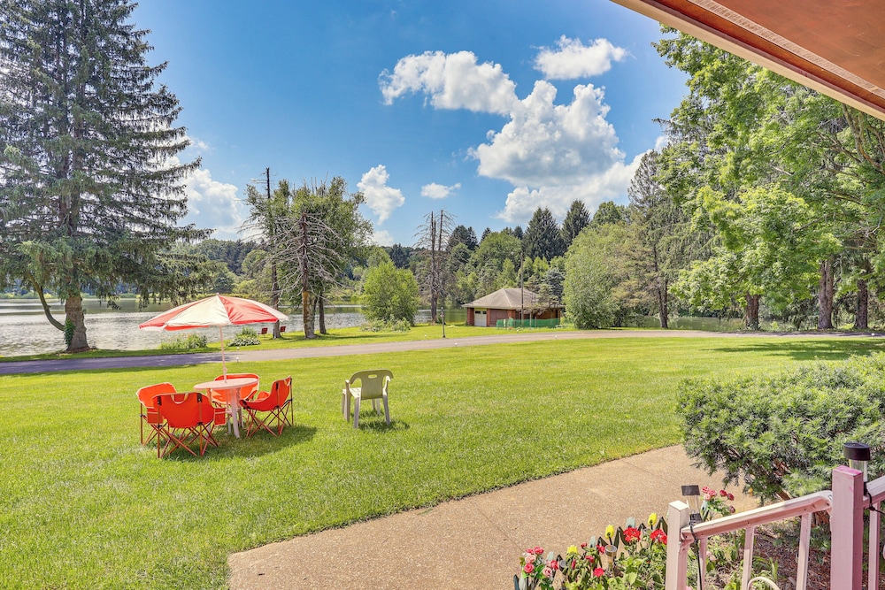 Pet-friendly Grove City Home w/ Lake on 19 Acres!