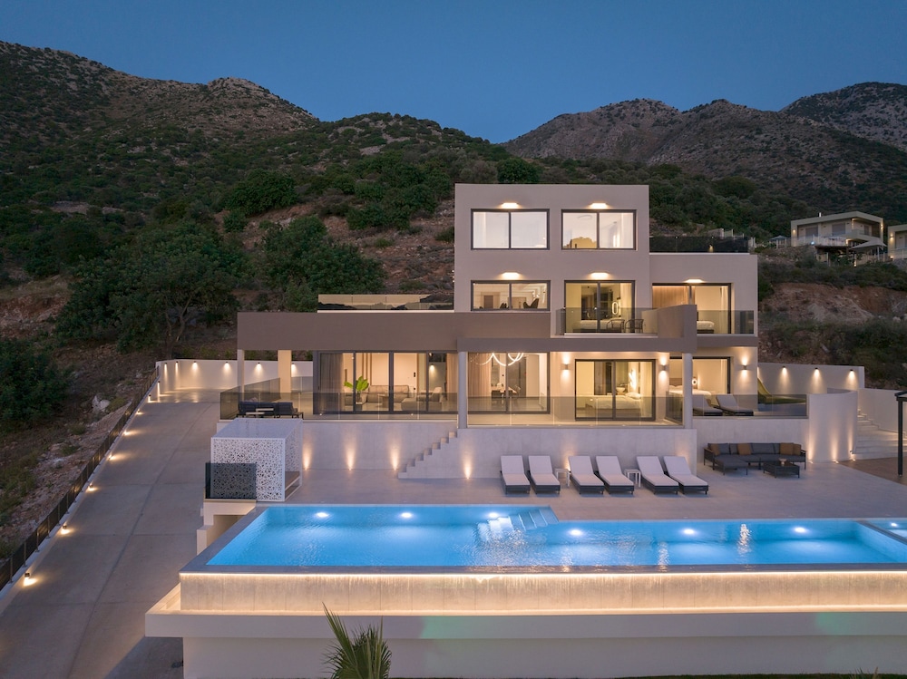 Luxurious Villa Dias With Tennis Court by Estia