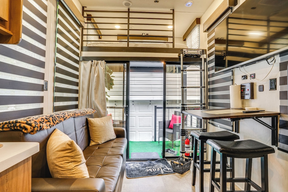 10 Mi to Leesylvania & River: Sleek Mobile Home