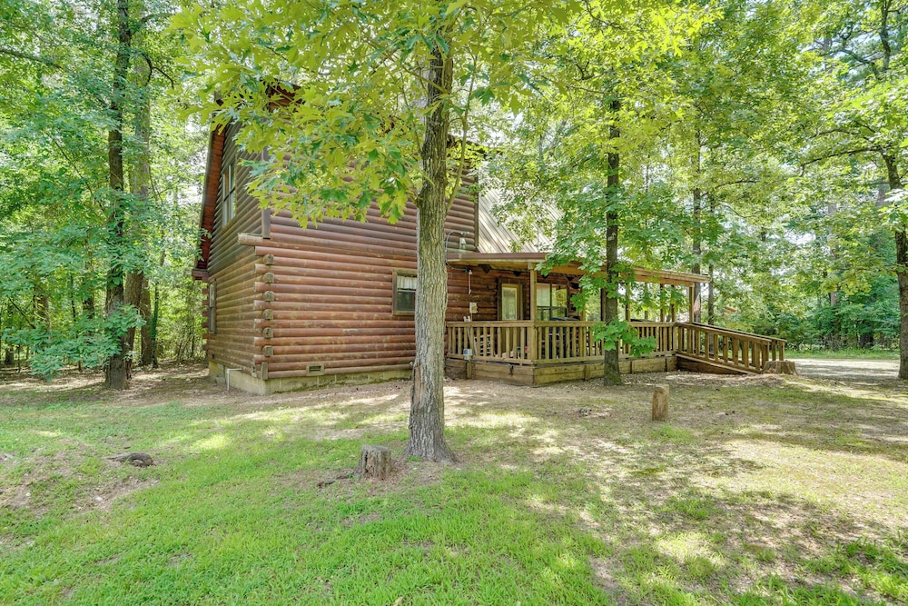 3 Mi to State Park & Lake: Broken Bow Cabin!