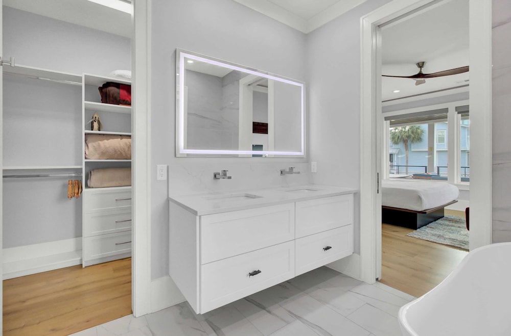 7 Beachwood East by Avantstay Steps to the Beach Ocean Views, Hot Tub, 7bdr