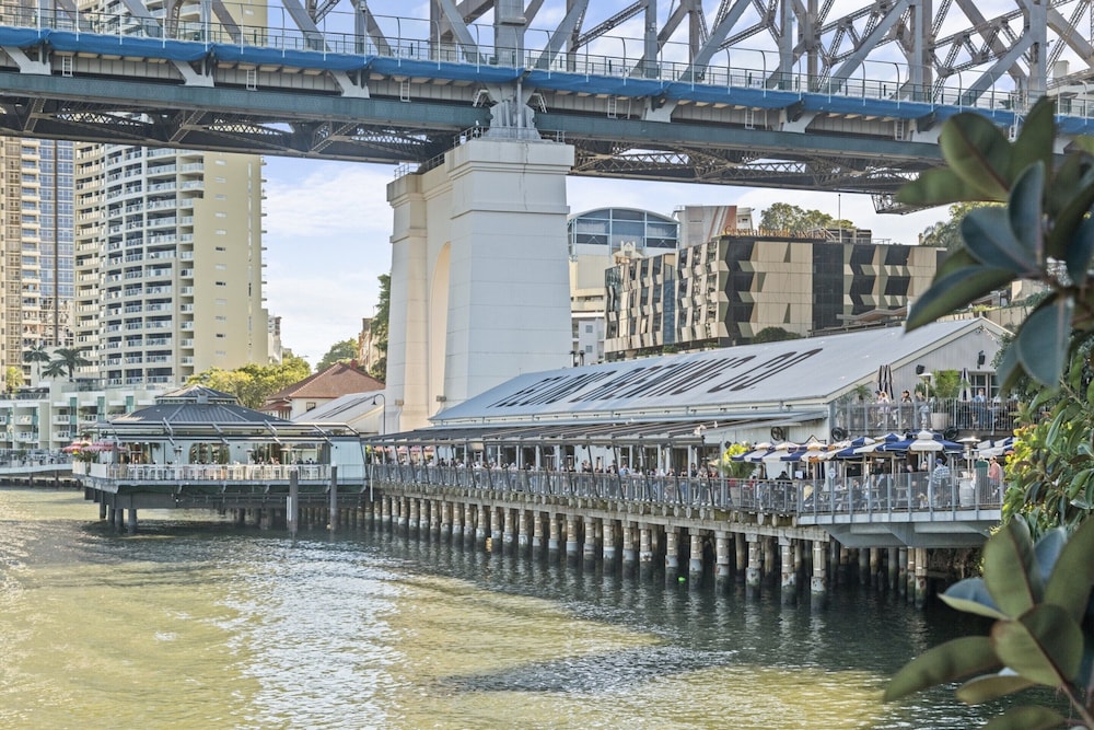 Stylish Brisbane City Stay With Bbq, Pool & Gym