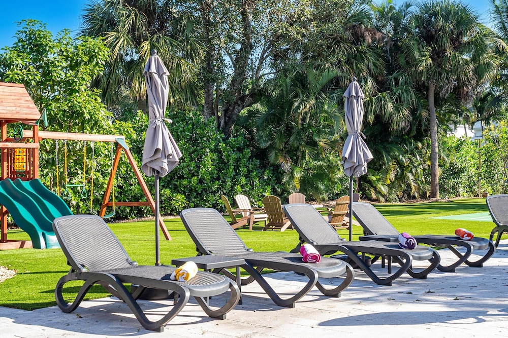 Luxurious 6-Bedroom Villa with Pool & Games