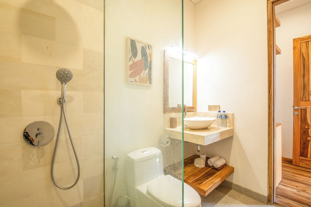 Luxurious 6 BR With Sea View, 5 Mins to Savaya