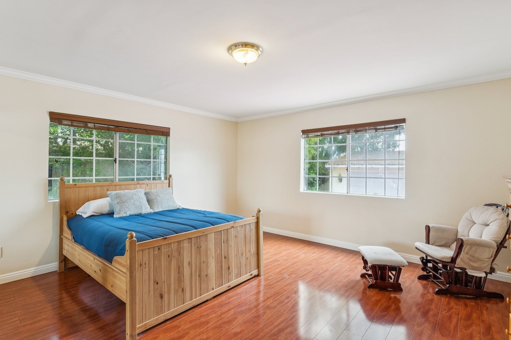 Russell House Near Hollywood & Griffith Park 3 Bedroom Home