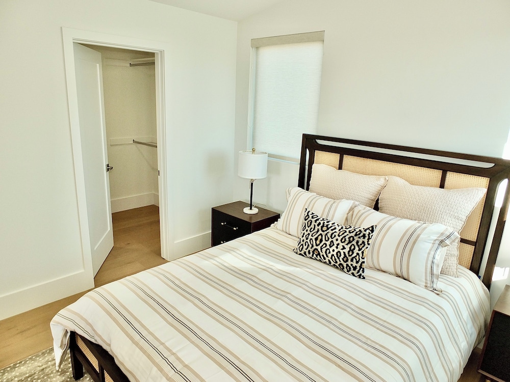 Beach Paradise Stunning 3-story in Long Beach!