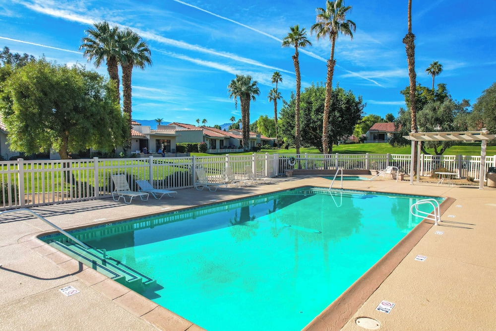 Golf & Swim: Country Club Condo in Palm Desert