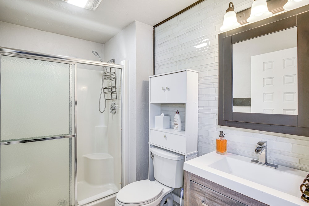 9 Mi to Shore: Home w/ Hot Tub in Howards Grove!