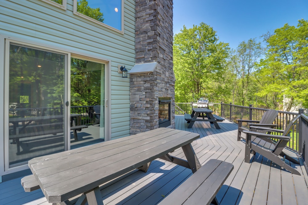 Hot Tub & Community Beach: Albrightsville Home!