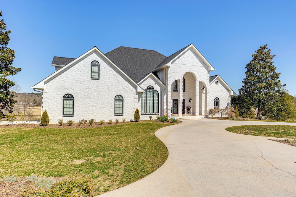 Golfer's Paradise: Meadow Lakes Manor Retreat!
