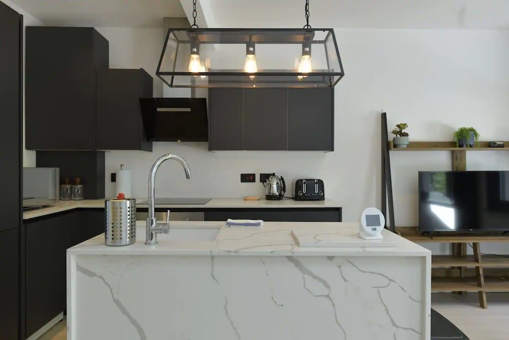 Contemporary 2 Bedroom Apartment on Columbia Road