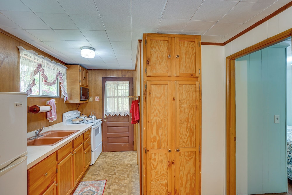 Cozy Becket Cottage Escape w/ Lake Access!