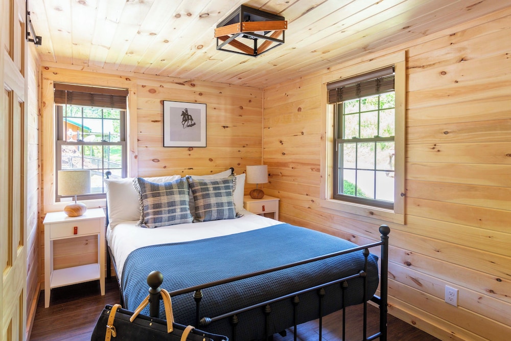2 Mi to Dtwn: Spacious Gatlinburg Home w/ Hot Tub!