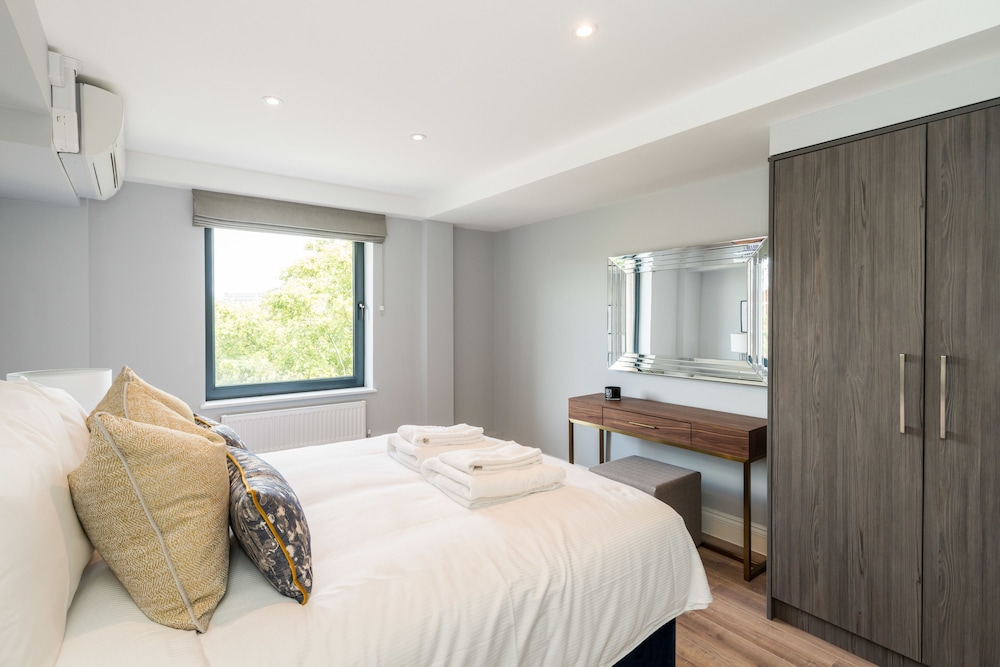 The Carlyle - Elegant Serviced Apartments