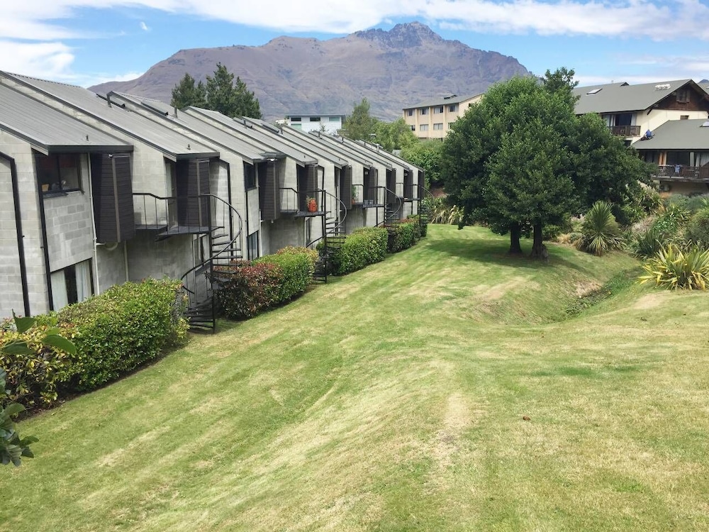 Spacious Lake View Alpine Townhouse Walk TO Town