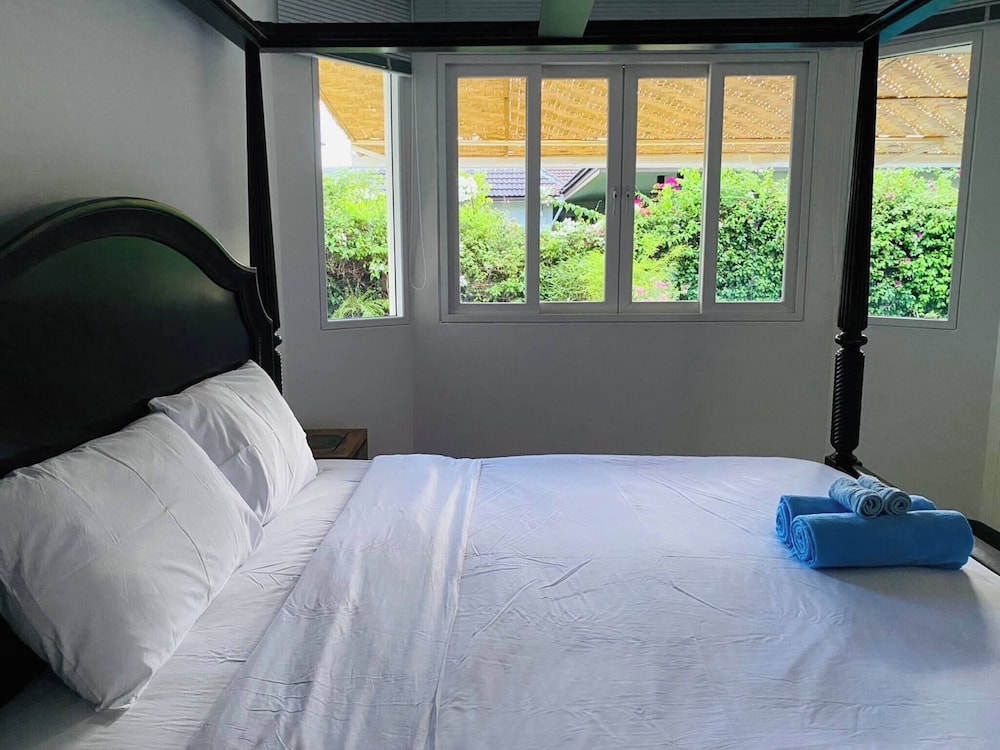 Hidden Villa Oasis Private Pool 2km to Beach&mall