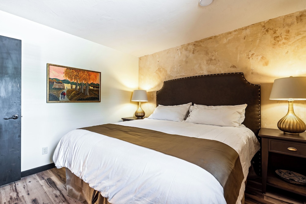 LUXX LODGE Glamping and Taos RV Park