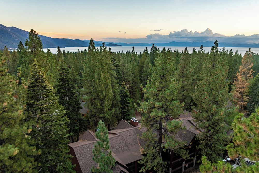 Walk to Lake, Dining+shops 5mins to Ski Resort Incline Paradise by Avantstay in Incline Village, US