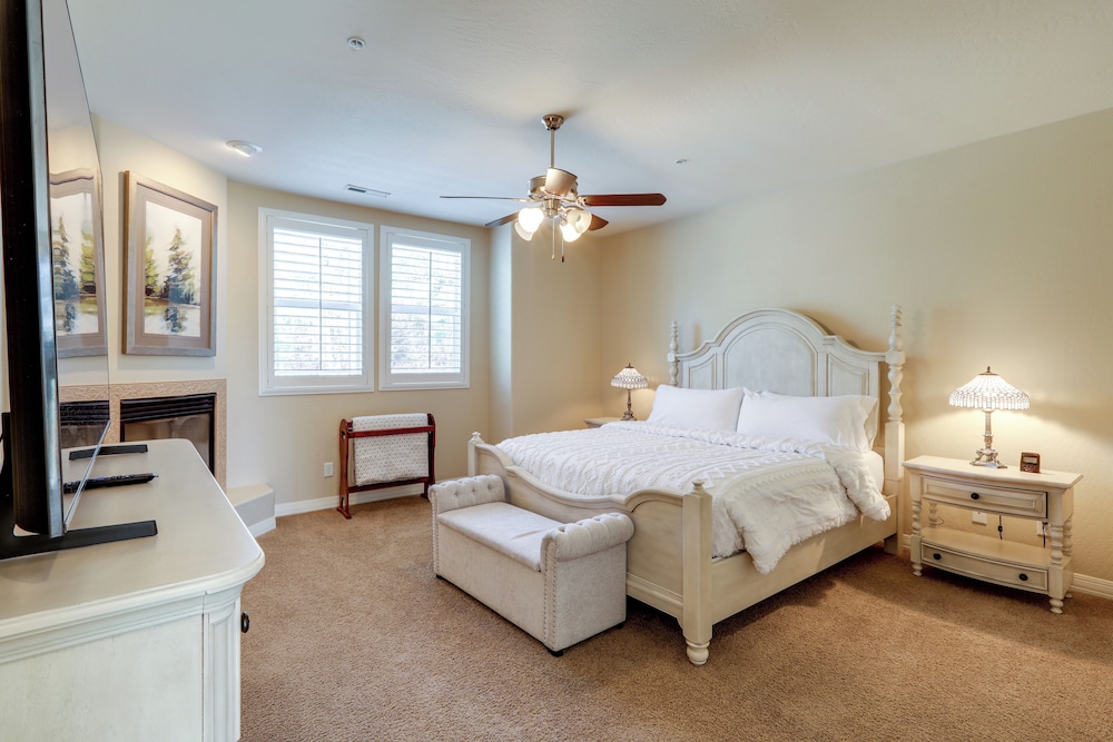 Tasteful Flagstaff Townhome w/ 2 Furnished Decks