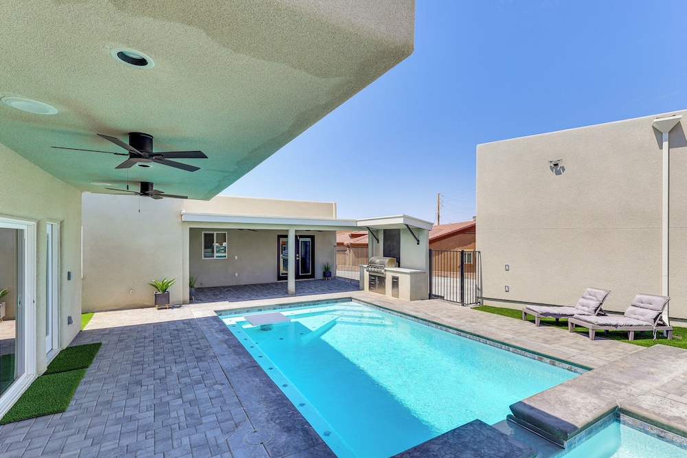 Casita + Chef's Kitchen: Lake Havasu Desert Oasis
