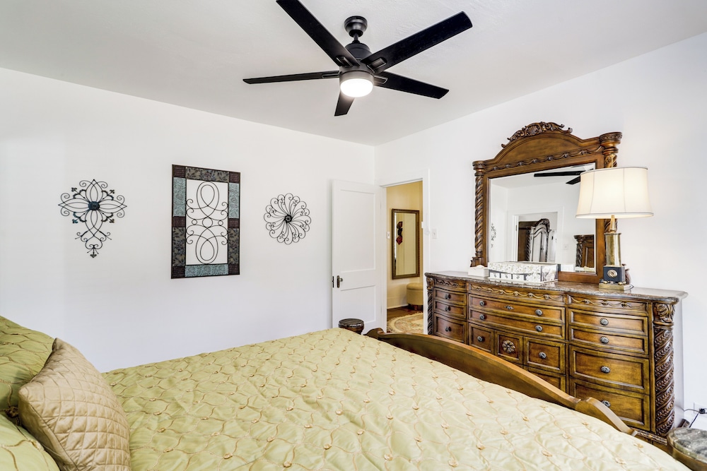 1 Mi to Dtwn! Restored 1930s Brenham Retreat, photo 33